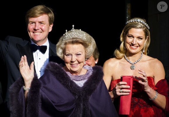 La reine Beatrix des Pays-Bas entouré de son héritier le prince Willem-Alexander et de la princesse Maxima pour le dîner de sa fin de règne au Rijksmuseum d'Amsterdam, le 29 avril 2013.