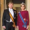 Le roi Willem-Alexander des Pays-Bas, portant notamment les insignes de Grand-Maître de l'Ordre d'Orange-Nassau, et la reine Maxima, portant ceux de Grand-Maître de l'Ordre du Lion néerlandais, dans l'un des premiers portraits officiels révélés à l'occasion de l'abdication de la reine Beatrix et de l'intronisation de son fils aîné le 30 avril 2013.