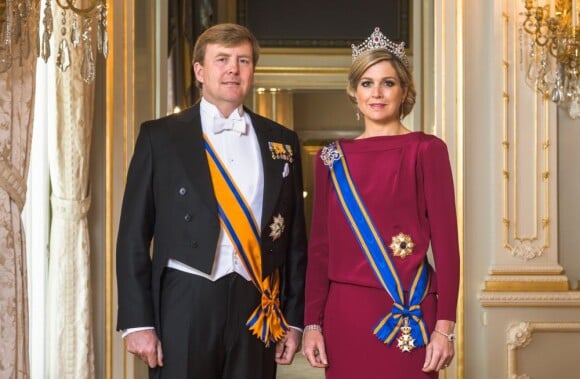 Le roi Willem-Alexander des Pays-Bas, portant notamment les insignes de Grand-Maître de l'Ordre d'Orange-Nassau, et la reine Maxima, portant ceux de Grand-Maître de l'Ordre du Lion néerlandais, dans l'un des premiers portraits officiels révélés à l'occasion de l'abdication de la reine Beatrix et de l'intronisation de son fils aîné le 30 avril 2013.