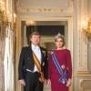 Le roi Willem-Alexander des Pays-Bas, portant notamment les insignes de Grand-Maître de l'Ordre d'Orange-Nassau, et la reine Maxima, arborant ceux de Grand-Maître de l'Ordre du Lion néerlandais, dans l'un des premiers portraits officiels révélés à l'occasion de l'abdication de la reine Beatrix et de l'intronisation de son fils aîné le 30 avril 2013.