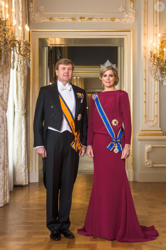 Le roi Willem-Alexander des Pays-Bas, portant notamment les insignes de Grand-Maître de l'Ordre d'Orange-Nassau, et la reine Maxima, arborant ceux de Grand-Maître de l'Ordre du Lion néerlandais, dans l'un des premiers portraits officiels révélés à l'occasion de l'abdication de la reine Beatrix et de l'intronisation de son fils aîné le 30 avril 2013.