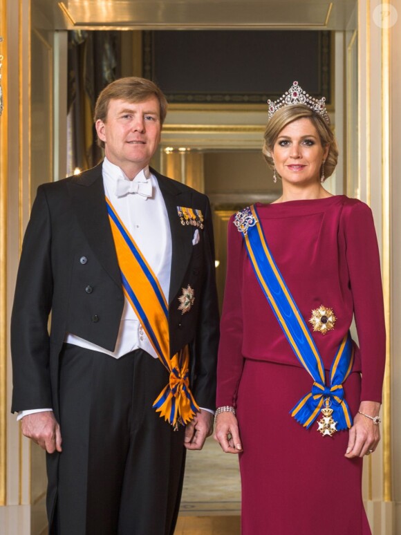 Le roi Willem-Alexander des Pays-Bas et la reine Maxima dans l'un des premiers portraits officiels révélés à l'occasion de l'abdication de la reine Beatrix et de l'intronisation de son fils aîné le 30 avril 2013.