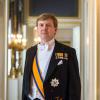 Le roi Willem-Alexander des Pays-Bas, portant notamment les insignes de Grand-Maître de l'Ordre d'Orange-Nassau, dans l'un des premiers portraits officiels révélés à l'occasion de l'abdication de la reine Beatrix et de l'intronisation de son fils aîné le 30 avril 2013.