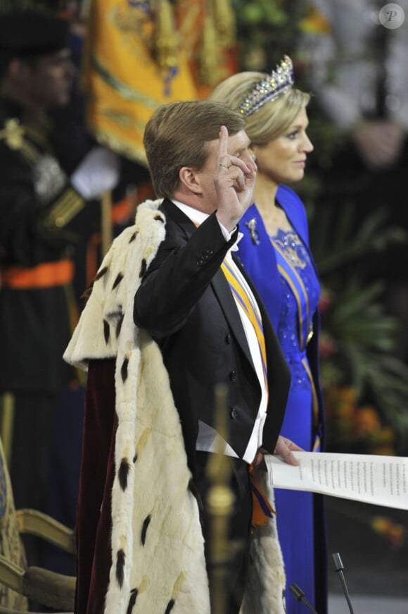 Le roi Willem-Alexander des Pays-Bas, intronisé au matin du 30 avril 2013 lors de l'abdication de sa mère la princesse Beatrix, se présentait dans l'après-midi devant les Etats Généraux en la Nouvelle Eglise d'Amsterdam pour prêter serment et recevoir les serments d'allégeance.