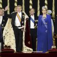  Le roi Willem-Alexander des Pays-Bas, intronisé au matin du 30 avril 2013 lors de l'abdication de sa mère la princesse Beatrix, se présentait avec son épouse la reine Maxima dans l'après-midi devant les Etats Généraux en la Nouvelle Eglise d'Amsterdam pour prêter serment et recevoir les serments d'allégeance. 