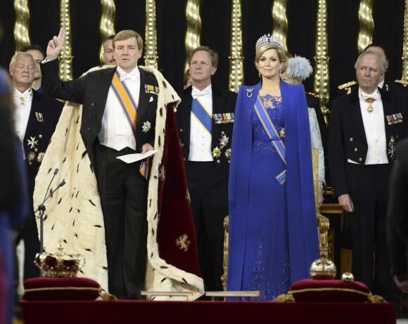 Le roi Willem-Alexander des Pays-Bas, intronisé au matin du 30 avril 2013 lors de l'abdication de sa mère la princesse Beatrix, se présentait avec son épouse la reine Maxima dans l'après-midi devant les Etats Généraux en la Nouvelle Eglise d'Amsterdam pour prêter serment et recevoir les serments d'allégeance.