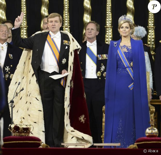 Le roi Willem-Alexander des Pays-Bas, intronisé au matin du 30 avril 2013 lors de l'abdication de sa mère la princesse Beatrix, se présentait avec son épouse la reine Maxima dans l'après-midi devant les Etats Généraux en la Nouvelle Eglise d'Amsterdam pour prêter serment et recevoir les serments d'allégeance.