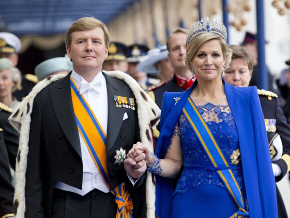 Le roi Willem-Alexander des Pays-Bas arrive à la Nieuwe Kerk avec son épouse la reine Maxima. Intronisé au matin du 30 avril 2013 lors de l'abdication de sa mère la princesse Beatrix, le roi se présentait dans l'après-midi devant les Etats Généraux en la Nouvelle Eglise d'Amsterdam pour prêter serment et recevoir les serments d'allégeance.