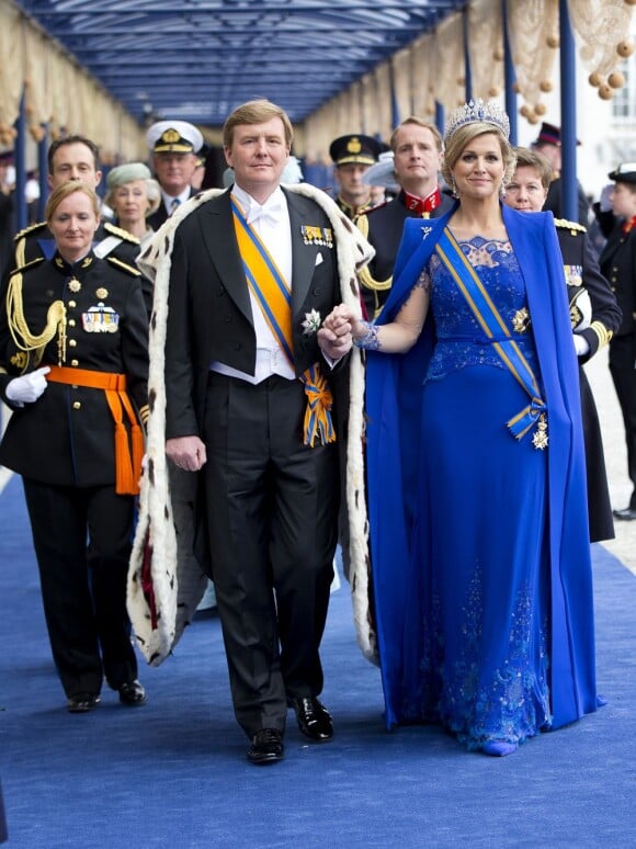 Le roi Willem-Alexander des Pays-Bas arrivant à la Nieuwe Kerk avec son épouse la reine Maxima. Intronisé au matin du 30 avril 2013 lors de l'abdication de sa mère la princesse Beatrix, le roi se présentait dans l'après-midi devant les Etats Généraux en la Nouvelle Eglise d'Amsterdam pour prêter serment et recevoir les serments d'allégeance.