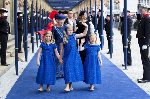 Catharina-Amalia, 9 ans, Alexia, 7 ans, et Ariane, 6 ans, filles du couple royal, menaient le cortège. Le roi Willem-Alexander des Pays-Bas, intronisé au matin du 30 avril 2013 lors de l'abdication de sa mère la princesse Beatrix, se présentait dans l'après-midi devant les Etats Généraux en la Nouvelle Eglise d'Amsterdam pour prêter serment et recevoir les serments d'allégeance.