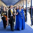  Le roi Willem-Alexander des Pays-Bas arrivant à la Nieuwe Kerk avec son épouse la reine Maxima. Intronisé au matin du 30 avril 2013 lors de l'abdication de sa mère la princesse Beatrix, le roi se présentait dans l'après-midi devant les Etats Généraux en la Nouvelle Eglise d'Amsterdam pour prêter serment et recevoir les serments d'allégeance. 