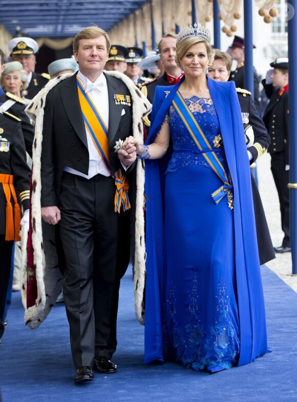 Le roi Willem-Alexander des Pays-Bas arrivant à la Nieuwe Kerk avec son épouse la reine Maxima. Intronisé au matin du 30 avril 2013 lors de l'abdication de sa mère la princesse Beatrix, le roi se présentait dans l'après-midi devant les Etats Généraux en la Nouvelle Eglise d'Amsterdam pour prêter serment et recevoir les serments d'allégeance.