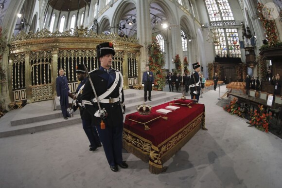 Le roi Willem-Alexander des Pays-Bas, intronisé au matin du 30 avril 2013 lors de l'abdication de sa mère la princesse Beatrix, se présentait dans l'après-midi devant les Etats Généraux en la Nouvelle Eglise d'Amsterdam pour prêter serment et recevoir les serments d'allégeance.