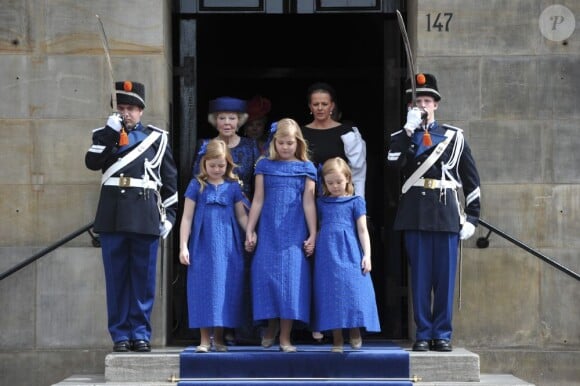 Catharina-Amalia, 9 ans, Alexia, 7 ans, et Ariane, 6 ans, filles du couple royal, menaient le cortège. Le roi Willem-Alexander des Pays-Bas, intronisé au matin du 30 avril 2013 lors de l'abdication de sa mère la princesse Beatrix, se présentait dans l'après-midi devant les Etats Généraux en la Nouvelle Eglise d'Amsterdam pour prêter serment et recevoir les serments d'allégeance.