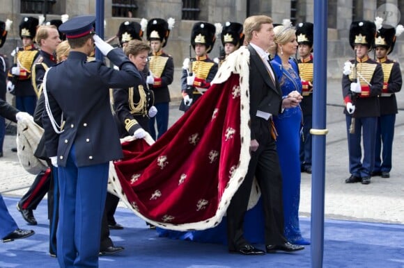 Le roi Willem-Alexander des Pays-Bas, intronisé au matin du 30 avril 2013 lors de l'abdication de sa mère la princesse Beatrix, se présentait dans l'après-midi devant les Etats Généraux en la Nouvelle Eglise d'Amsterdam pour prêter serment et recevoir les serments d'allégeance.