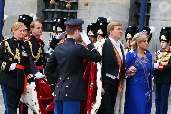Le roi Willem-Alexander des Pays-Bas, intronisé au matin du 30 avril 2013 lors de l'abdication de sa mère la princesse Beatrix, se présentait dans l'après-midi devant les Etats Généraux en la Nouvelle Eglise d'Amsterdam pour prêter serment et recevoir les serments d'allégeance.