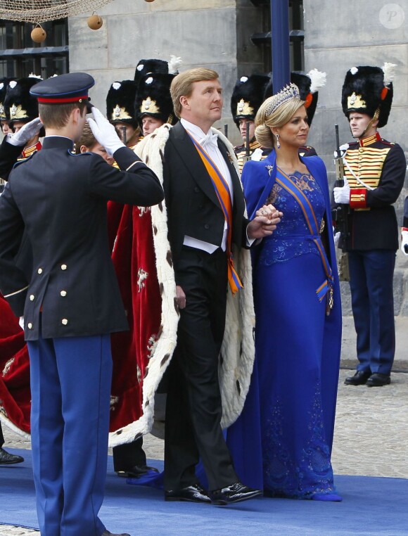Le roi Willem-Alexander des Pays-Bas, intronisé au matin du 30 avril 2013 lors de l'abdication de sa mère la princesse Beatrix, se présentait dans l'après-midi devant les Etats Généraux en la Nouvelle Eglise d'Amsterdam pour prêter serment et recevoir les serments d'allégeance.