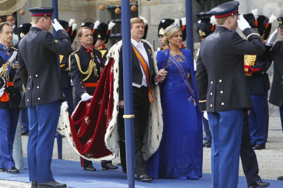 Le roi Willem-Alexander des Pays-Bas, intronisé au matin du 30 avril 2013 lors de l'abdication de sa mère la princesse Beatrix, se présentait dans l'après-midi devant les Etats Généraux en la Nouvelle Eglise d'Amsterdam pour prêter serment et recevoir les serments d'allégeance.