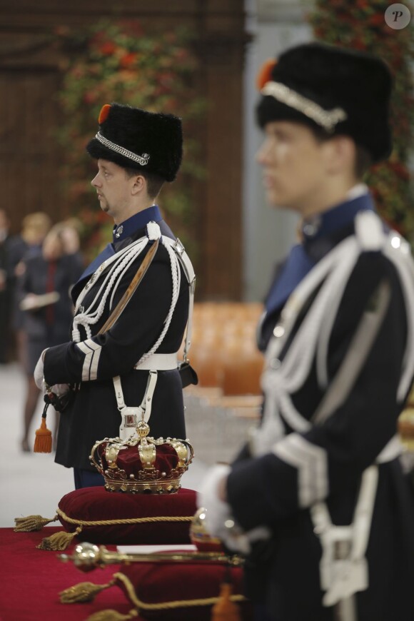 Le roi Willem-Alexander des Pays-Bas, intronisé au matin du 30 avril 2013 lors de l'abdication de sa mère la princesse Beatrix, se présentait dans l'après-midi devant les Etats Généraux en la Nouvelle Eglise d'Amsterdam pour prêter serment et recevoir les serments d'allégeance.