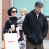 Pink et son mari Carey Hart et leur fille Willow se promènent à New York le 21 mars 2013.