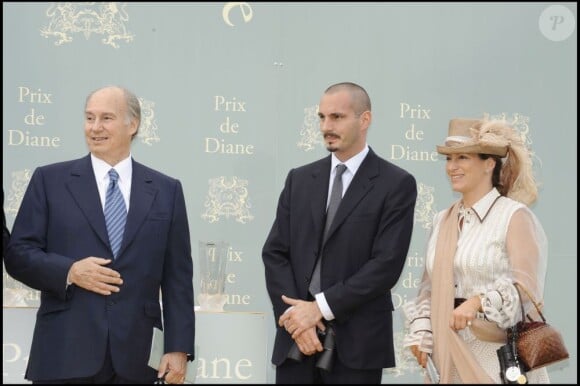 Le prince Karim Aga Khan avec son fils le prince Rahim et sa fille la princesse Zahra lors du Prix de Diane à l'hippodrome de Chantilly en juin 2008