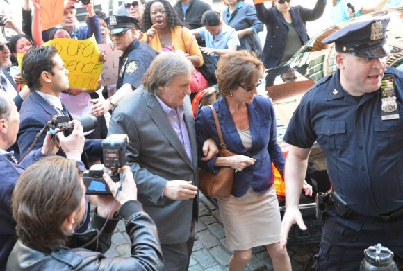 Gérard Depardieu et Jacqueline Bisset pendant le tournage de The June Project à New York, le 25 avril 2013.