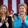 Hillary Clinton et sa fille Chelsea lors de la soirée Solutions for America, pendant la campagne des primaires démocrates de 2008, au Century Village à Boca Raton, en Floride le 21 mai 2008.