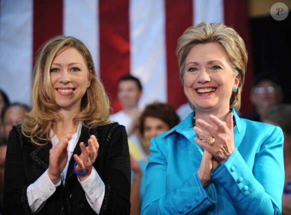 Hillary Clinton et sa fille Chelsea lors de la soirée Solutions for America, pendant la campagne des primaires démocrates de 2008, au Century Village à Boca Raton, en Floride le 21 mai 2008.