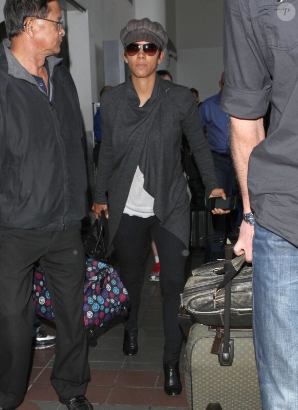 Halle Berry enceinte de son deuxième enfant arrive à Los Angeles. Elle revenait du Canada. Photo prise le 2 mai 2013.