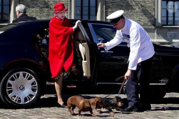 La reine Margrethe II de Danemark et le prince consort Henrik ainsi que leurs chiens ont embarqué à bord du yacht royal, le Dannebrog, le 3 mai 2013 à Copenhague, marquant le coup d'envoi de leur tournée estivale annuelle. Premier arrêt : Helsingor.