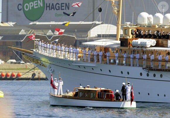 Margrethe II de Danemark et le prince consort Henrik ont embarqué à bord du yacht royal, le Dannebrog, le 3 mai 2013 à Copenhague, marquant le coup d'envoi de leur tournée estivale annuelle. Premier arrêt : Helsingor.
