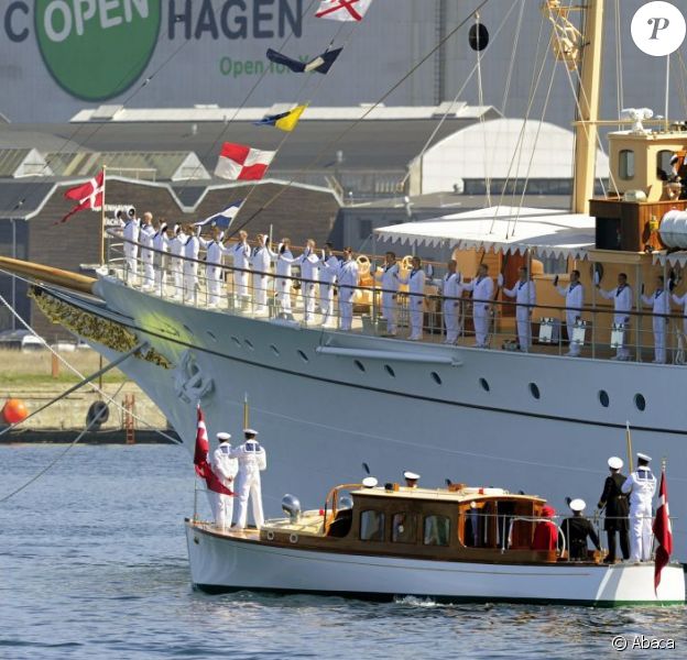 Margrethe Ii Et Henrik De Danemark Embarquement Immediat A Bord