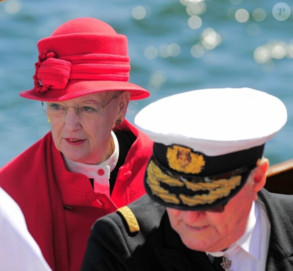 Margrethe II de Danemark et le prince Henrik ont embarqué à bord du yacht royal, le Dannebrog, le 3 mai 2013 à Copenhague, marquant le coup d'envoi de leur tournée estivale annuelle. Premier arrêt : Helsingor.