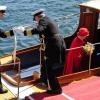 La reine Margrethe II de Danemark et le prince Henrik ont embarqué à bord du yacht royal, le Dannebrog, le 3 mai 2013 à Copenhague, marquant le coup d'envoi de leur tournée estivale annuelle. Premier arrêt : Helsingor.