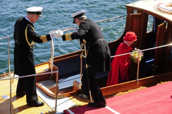 La reine Margrethe II de Danemark et le prince Henrik ont embarqué à bord du yacht royal, le Dannebrog, le 3 mai 2013 à Copenhague, marquant le coup d'envoi de leur tournée estivale annuelle. Premier arrêt : Helsingor.