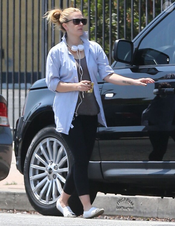 Drew Barrymore sort de son cours de yoga et va faire du shopping à Bristol Farms dans le quartier de West Hollywood, le 4 mai 2013.