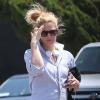 Drew Barrymore, devenue blonde, sort de son cours de yoga et va faire du shopping à Bristol Farms dans le quartier de West Hollywood, le 4 mai 2013.