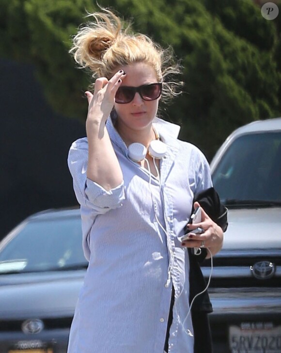 Drew Barrymore, devenue blonde, sort de son cours de yoga et va faire du shopping à Bristol Farms dans le quartier de West Hollywood, le 4 mai 2013.