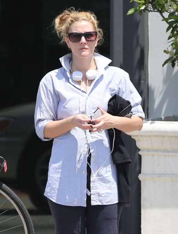 L'actrice Drew Barrymore sort de son cours de yoga et va faire du shopping à Bristol Farms dans le quartier de West Hollywood, le 4 mai 2013.