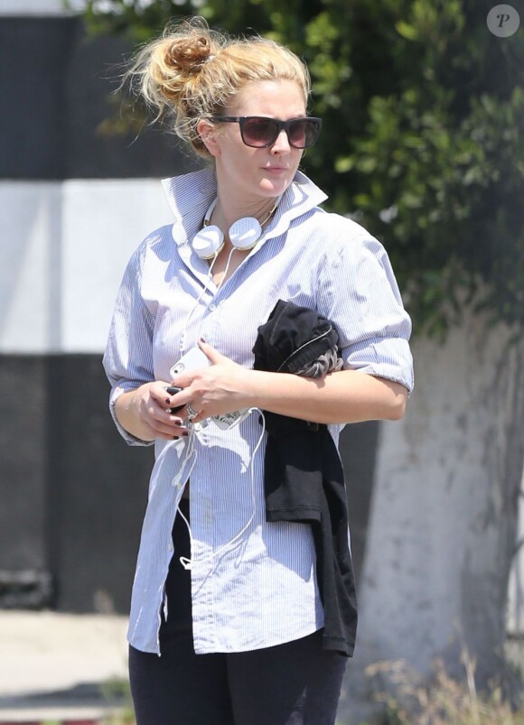 La star Drew Barrymore sort de son cours de yoga et va faire du shopping à Bristol Farms dans le quartier de West Hollywood, le 4 mai 2013.