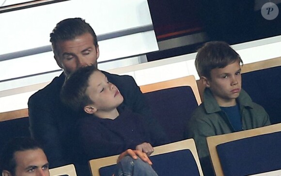 David Beckham intime avec ses fils Cruz, Romeo et Brooklyn lors de la 35e journée du championnat de France de football, au Parc des Princes, entre le PSG et Valenciennes (1-1) à Paris le 5 mai 2013.