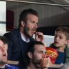 David Beckham avec ses fils Cruz, Romeo et Brooklyn lors de la 35e journée du championnat de France de football, au Parc des Princes, entre le PSG et Valenciennes (1-1) à Paris le 5 mai 2013. Le joueur de football qui était suspendu pour ce match était très complice avec ses trois fils.