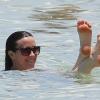 Alanis Morissette barbote dans l'eau à Hawaï, le 5 mai 2013.