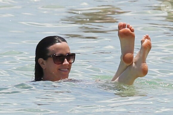 Alanis Morissette barbote dans l'eau à Hawaï, le 5 mai 2013.