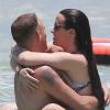 Alanis Morissette et son mari Mario Treadway ont profité d'une journée à la plage à Hawaï pour s'offrir un câlin dans l'eau, le 5 mai 2013.