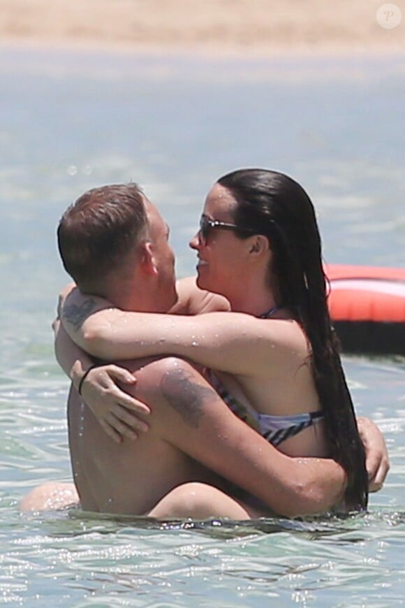 Alanis Morissette et son mari Mario Treadway ont profité d'une journée à la plage à Hawaï pour s'offrir un câlin dans l'eau, le 5 mai 2013.