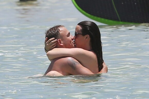 Alanis Morissette et son mari Mario Treadway ont profité d'une journée à la plage et dans l'eau à Hawaï, le 5 mai 2013.