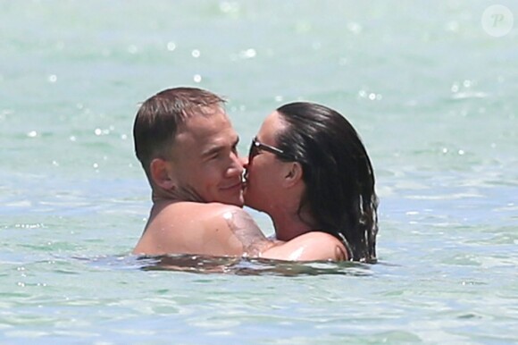 Alanis Morissette et son mari Mario Treadway ont profité d'une journée à la plage à Hawaï, le 5 mai 2013.