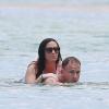 La chanteuse Alanis Morissette et son mari Mario Treadway ont profité d'une journée à la plage à Hawaï, le 5 mai 2013.