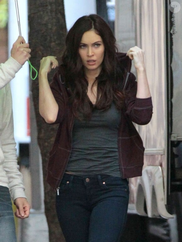 Megan Fox sur le tournage du film "Teenage Mutant Ninja Turtles" (Les Tortues Ninja) à New York, le 5 mai 2013 ; pour la protéger de la pluie, elle a droit à un porteur de parapluie